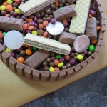 עוגת שוקולד עם הפתעות וממתקים וסוכריות למעלה