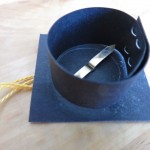 צילמתי מקרוב איך הכנתי את הכובע- רק בריסטול שחור- , סיכה מתפצלת וחוט רקמה:
