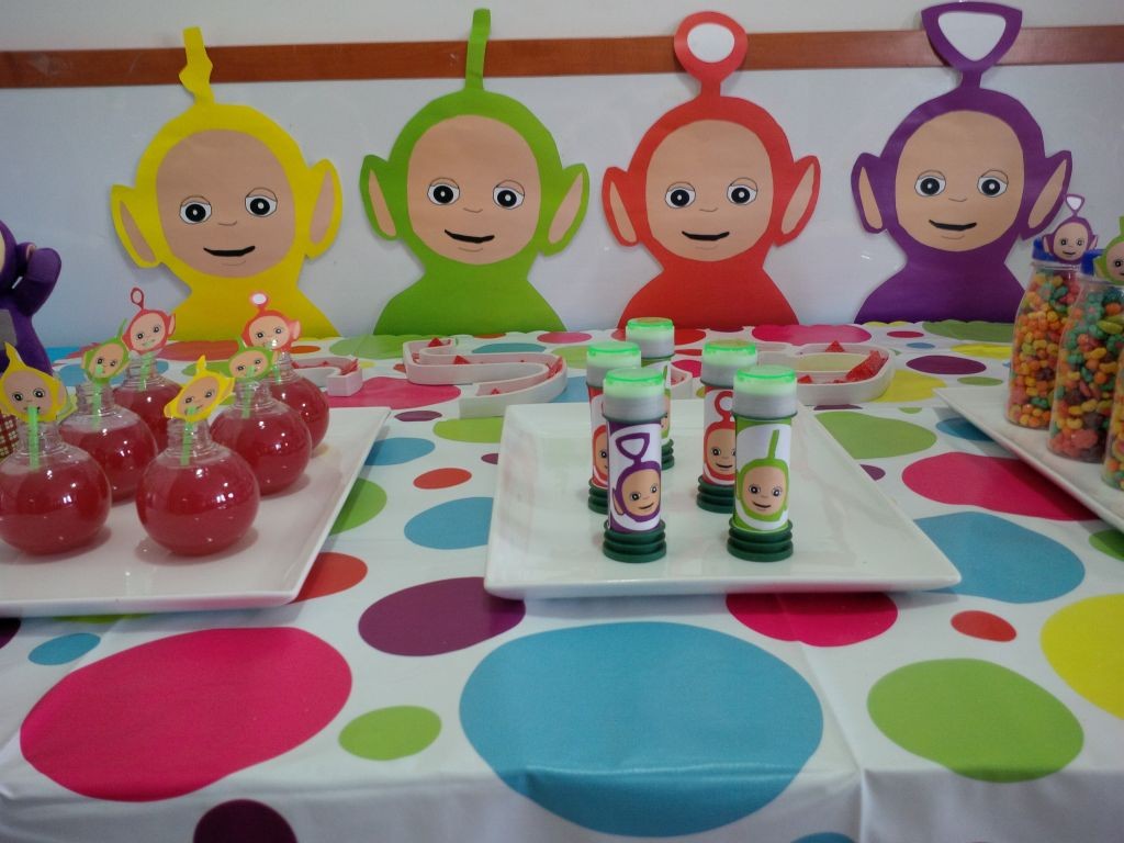 מסיבת טלטאביז עם שולחן מעוצב לגיל 2